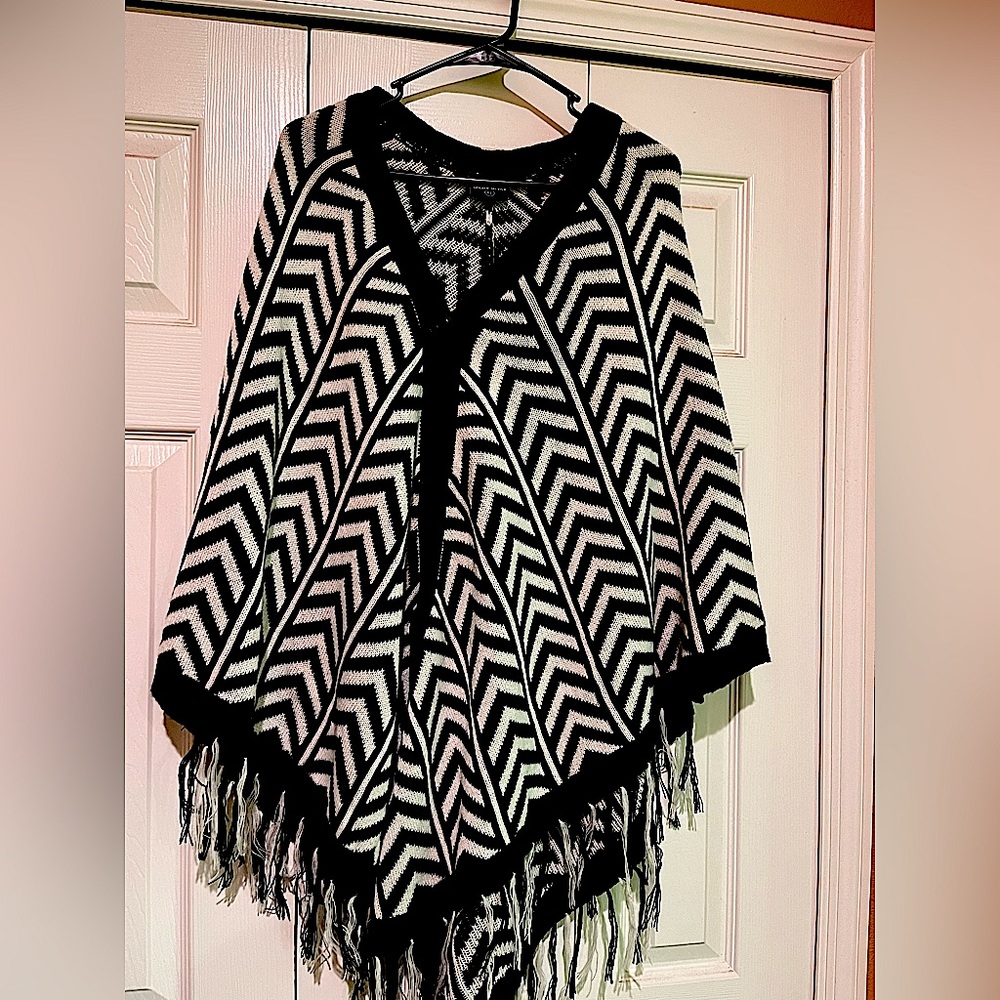 Chic Black and White Chevron Sweater Poncho